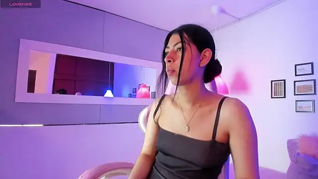 Snapshot of Cassie_bloom chatting on 11-18-25, 04:22 Cassie bloom online show from 11-18-25, 04:22