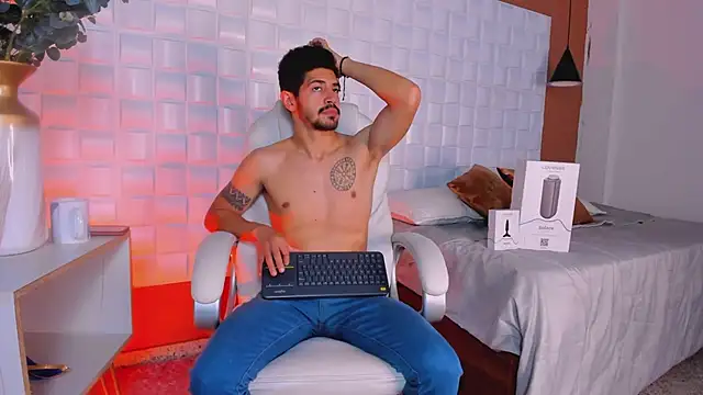 Snapshot of AlejandroStormm chatting on 02-23-25, 09:05 AlejandroStormm online show from 02-23-25, 09:05