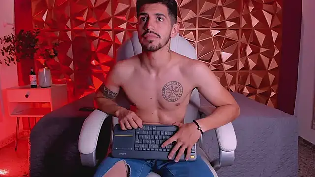 Snapshot of AlejandroStormm chatting on 03-07-25, 08:23 AlejandroStormm online show from 03-07-25, 08:23