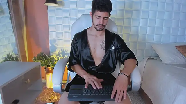 Snapshot of AlejandroStormm chatting on 03-18-25, 08:26 AlejandroStormm online show from 03-18-25, 08:26