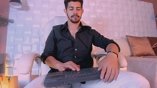 Snapshot of AlejandroStormm chatting on 03-20-25, 08:19 AlejandroStormm online show from 03-20-25, 08:19