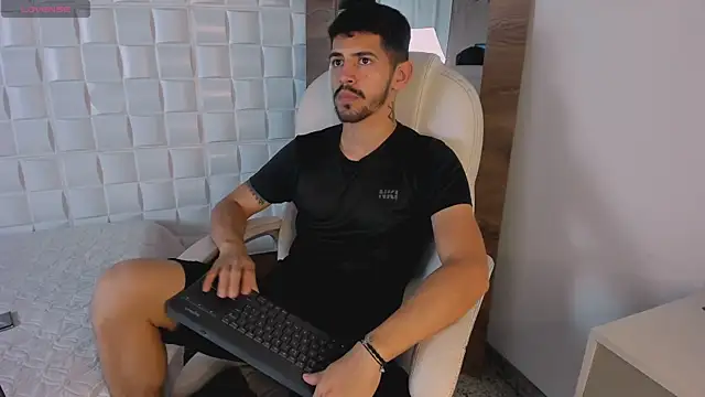 Snapshot of AlejandroStormm chatting on 10-13-25, 09:15 AlejandroStormm online show from 10-13-25, 09:15