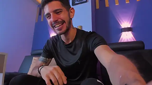 Snapshot of AlejandroStormm chatting on 10-14-25, 08:53 AlejandroStormm online show from 10-14-25, 08:53