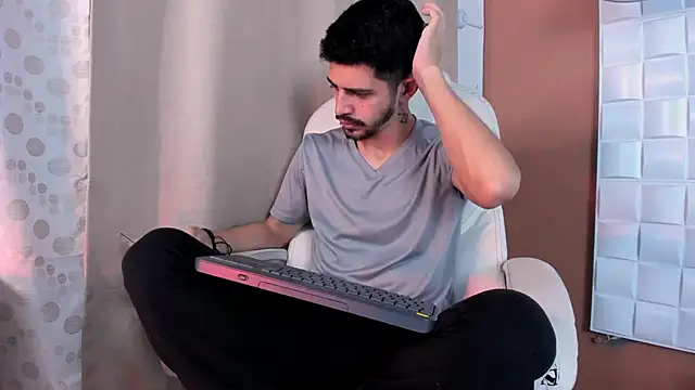 Snapshot of AlejandroStormm chatting on 10-15-25, 09:15 AlejandroStormm online show from 10-15-25, 09:15