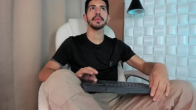 Snapshot of AlejandroStormm chatting on 10-17-25, 08:33 AlejandroStormm online show from 10-17-25, 08:33