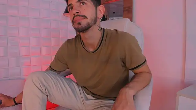 Snapshot of AlejandroStormm chatting on 10-19-25, 03:40 AlejandroStormm online show from 10-19-25, 03:40