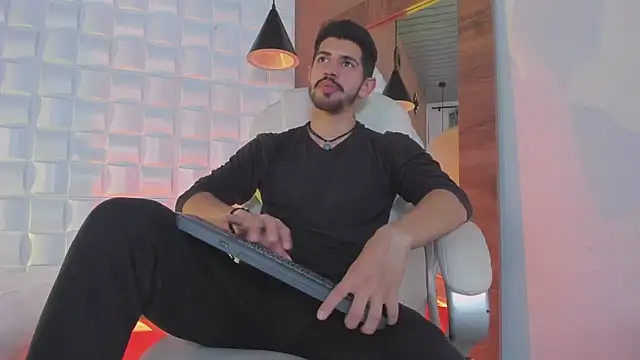 Snapshot of AlejandroStormm chatting on 10-20-25, 09:04 AlejandroStormm online show from 10-20-25, 09:04