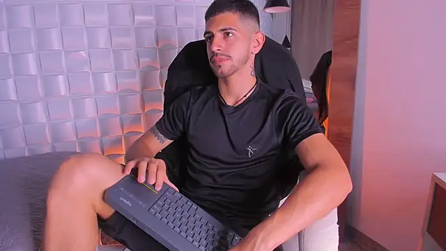 Snapshot of AlejandroStormm chatting on 11-21-25, 07:56 AlejandroStormm online show from 11-21-25, 07:56