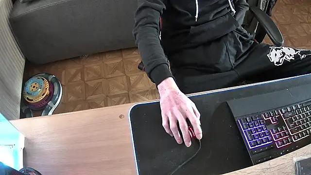 Snapshot of DerGeileLoveboy chatting on 10-21-25, 10:38 DerGeileLoveboy online show from 10-21-25, 10:38