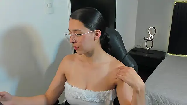 Snapshot of angeline_davies chatting on 11-27-25, 04:03 angeline davies online show from 11-27-25, 04:03