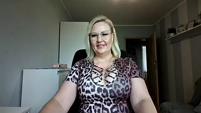 Snapshot of DianaLive chatting on 05-11-26, 06:19 DianaLive online show from 05-11-26, 06:19