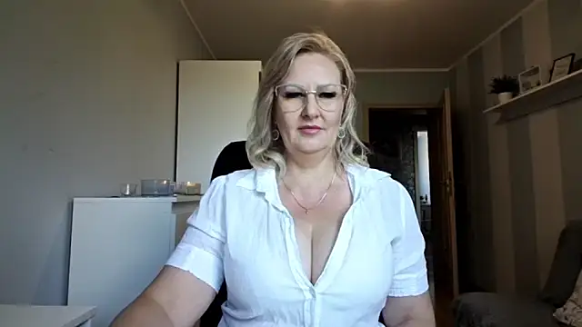Snapshot of DianaLive chatting on 05-20-26, 07:36 DianaLive online show from 05-20-26, 07:36