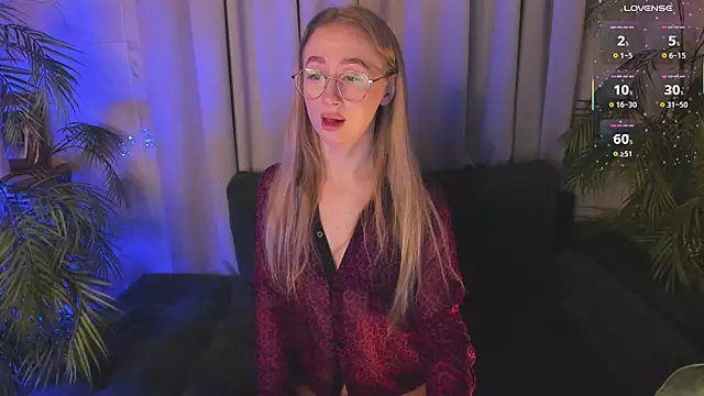 Snapshot of VictoriaLights chatting on 12-17-25, 05:57 VictoriaLights online show from 12-17-25, 05:57