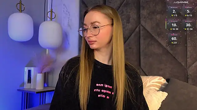 Snapshot of VictoriaLights chatting on 03-05-26, 06:31 VictoriaLights online show from 03-05-26, 06:31