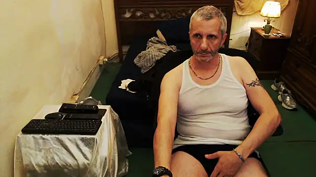 Snapshot of maxdaddy690 chatting on 10-05-25, 08:51 maxdaddy690 online show from 10-05-25, 08:51