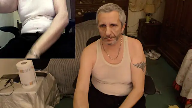 Snapshot of maxdaddy690 chatting on 11-28-25, 10:45 maxdaddy690 online show from 11-28-25, 10:45