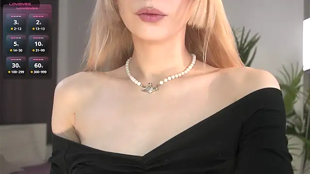 Snapshot of Cherry_Bite chatting on 09-08-25, 09:47 Cherry Bite online show from 09-08-25, 09:47