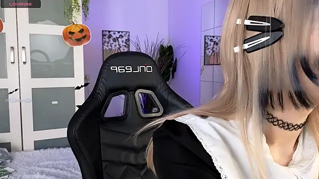 Snapshot of Cherry_Bite chatting on 10-31-25, 10:11 Cherry Bite online show from 10-31-25, 10:11