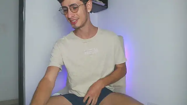 Snapshot of Andy_collins__ chatting on 10-17-25, 12:25 Andy collins online show from 10-17-25, 12:25