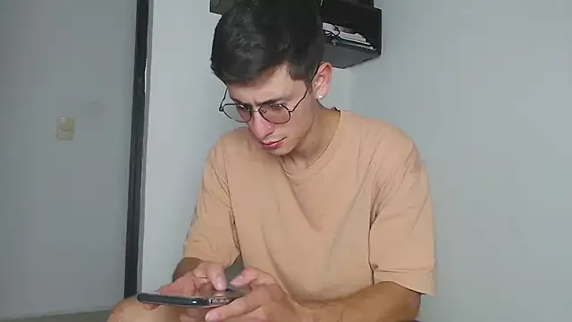 Snapshot of Andy_collins__ chatting on 01-06-26, 10:12 Andy collins online show from 01-06-26, 10:12