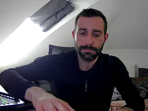 Snapshot of gryzoon chatting on 10-05-25, 02:15 gryzoon online show from 10-05-25, 02:15