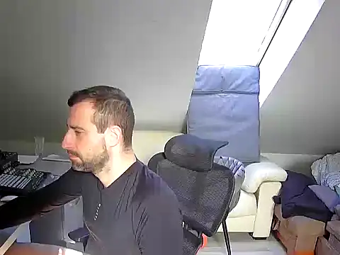 Snapshot of gryzoon chatting on 10-10-25, 12:37 gryzoon online show from 10-10-25, 12:37