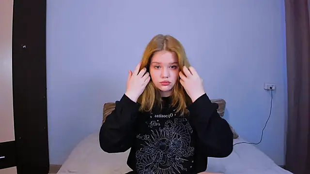 LaseyMoon online show from 10-12-25, 01:37