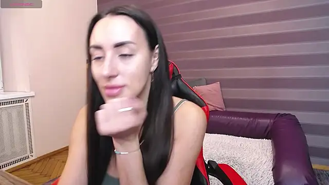 Snapshot of JenniferStone chatting on 10-20-25, 06:36 JenniferStone online show from 10-20-25, 06:36