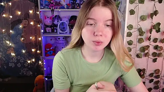 Strawberry juli online show from 02-28-25, 02:09