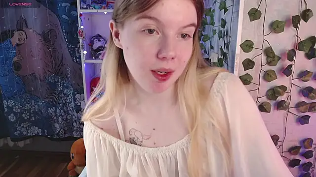 Strawberry juli online show from 03-11-25, 05:38