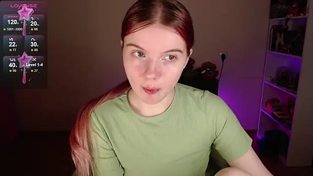 Snapshot of Strawberry_juli chatting on 12-21-25, 12:01 Strawberry juli online show from 12-21-25, 12:01