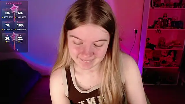 Snapshot of Strawberry_juli chatting on 05-30-26, 01:14 Strawberry juli online show from 05-30-26, 01:14