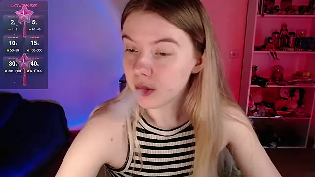 Snapshot of Strawberry_juli chatting on 06-10-26, 06:56 Strawberry juli online show from 06-10-26, 06:56