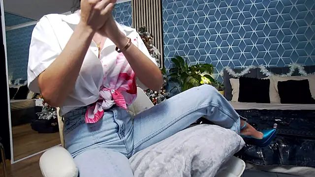 zoeylarkens online show from 12-14-25, 07:18