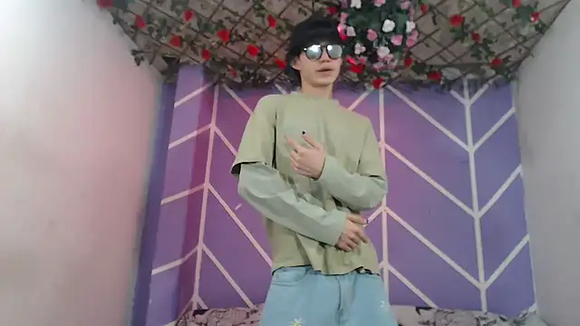 Snapshot of Maxxi_hot23 chatting on 10-13-25, 01:05 Maxxi hot23 online show from 10-13-25, 01:05