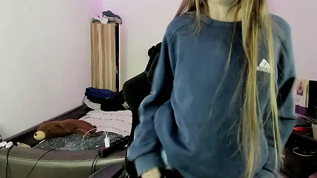 Snapshot of bekkawell chatting on 10-20-25, 02:06 bekkawell online show from 10-20-25, 02:06