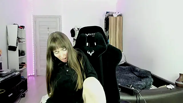 Snapshot of bekkawell chatting on 11-26-25, 02:51 bekkawell online show from 11-26-25, 02:51