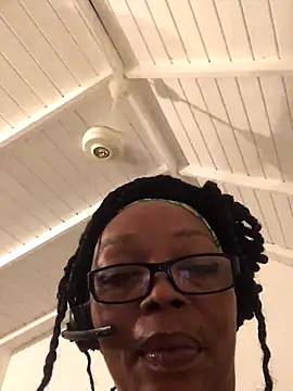 Snapshot of Ladyzee25 chatting on 09-14-25, 04:00 Ladyzee25 online show from 09-14-25, 04:00