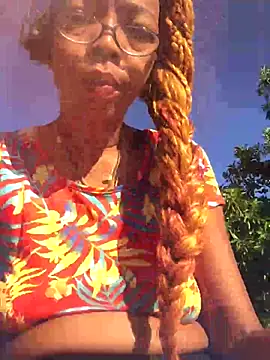 Snapshot of Ladyzee25 chatting on 10-16-25, 12:17 Ladyzee25 online show from 10-16-25, 12:17