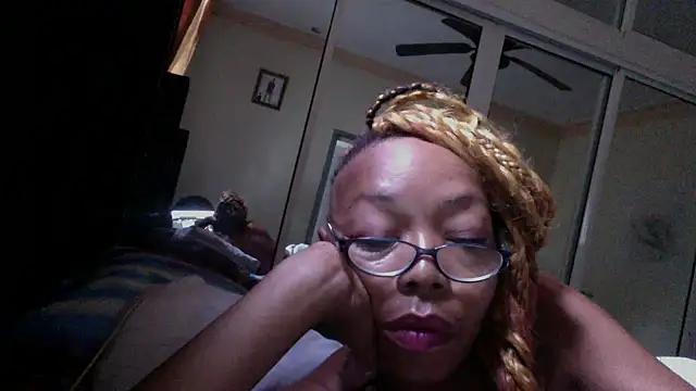 Snapshot of Ladyzee25 chatting on 10-17-25, 01:03 Ladyzee25 online show from 10-17-25, 01:03
