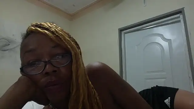 Snapshot of Ladyzee25 chatting on 10-19-25, 09:21 Ladyzee25 online show from 10-19-25, 09:21