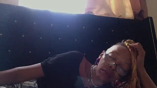 Snapshot of Ladyzee25 chatting on 10-21-25, 02:29 Ladyzee25 online show from 10-21-25, 02:29