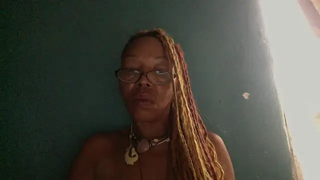 Snapshot of Ladyzee25 chatting on 10-24-25, 12:56 Ladyzee25 online show from 10-24-25, 12:56