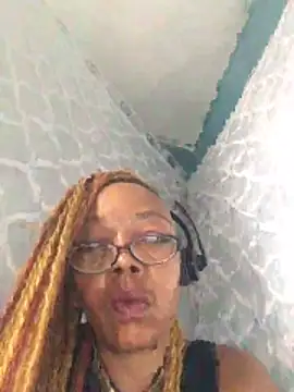 Snapshot of Ladyzee25 chatting on 10-27-25, 03:38 Ladyzee25 online show from 10-27-25, 03:38