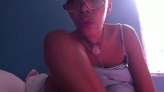 Snapshot of Ladyzee25 chatting on 10-30-25, 06:19 Ladyzee25 online show from 10-30-25, 06:19