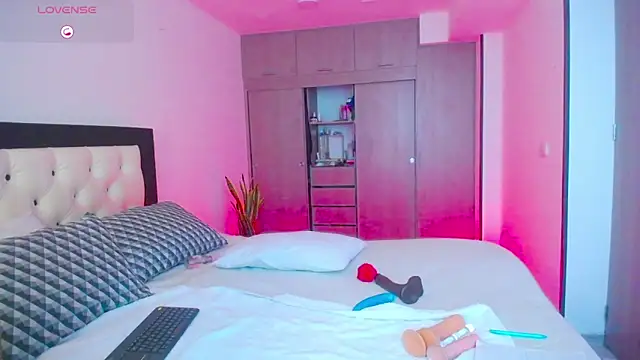 CarolinneFiotti online show from 09-29-25, 04:01