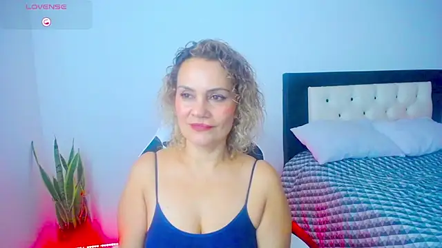 CarolinneFiotti online show from 10-20-25, 02:28