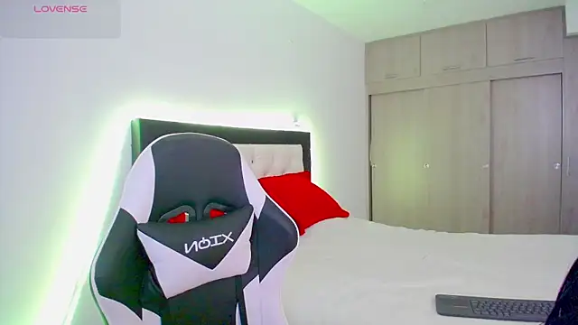 CarolinneFiotti online show from 11-19-25, 02:50