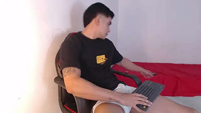 Snapshot of adam_levis17 chatting on 09-29-25, 07:24 adam levis17 online show from 09-29-25, 07:24