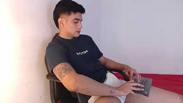 Snapshot of adam_levis17 chatting on 10-29-25, 04:59 adam levis17 online show from 10-29-25, 04:59